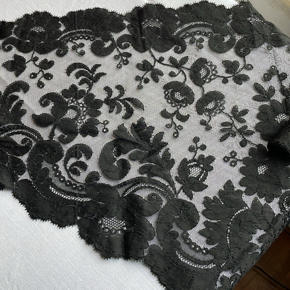 Vintage Black Lace Mantilla Veil – Spanish Style Floral Triangular Shawl - Picture 7 of 16
